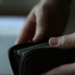 Personne tenant un portefeuille ouvert