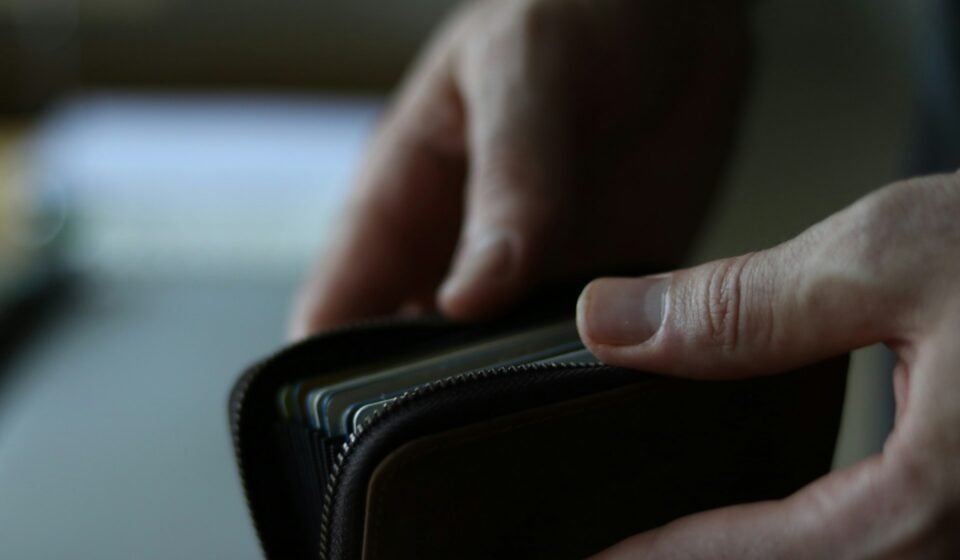 Comment économiser de l’argent quand on un petit salaire ? Personne tenant un portefeuille ouvert