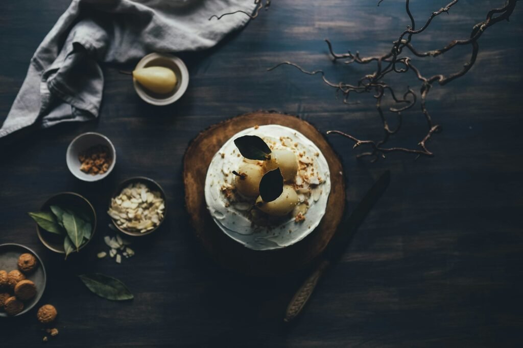 Plat blanc et brun sur assiette brune photo