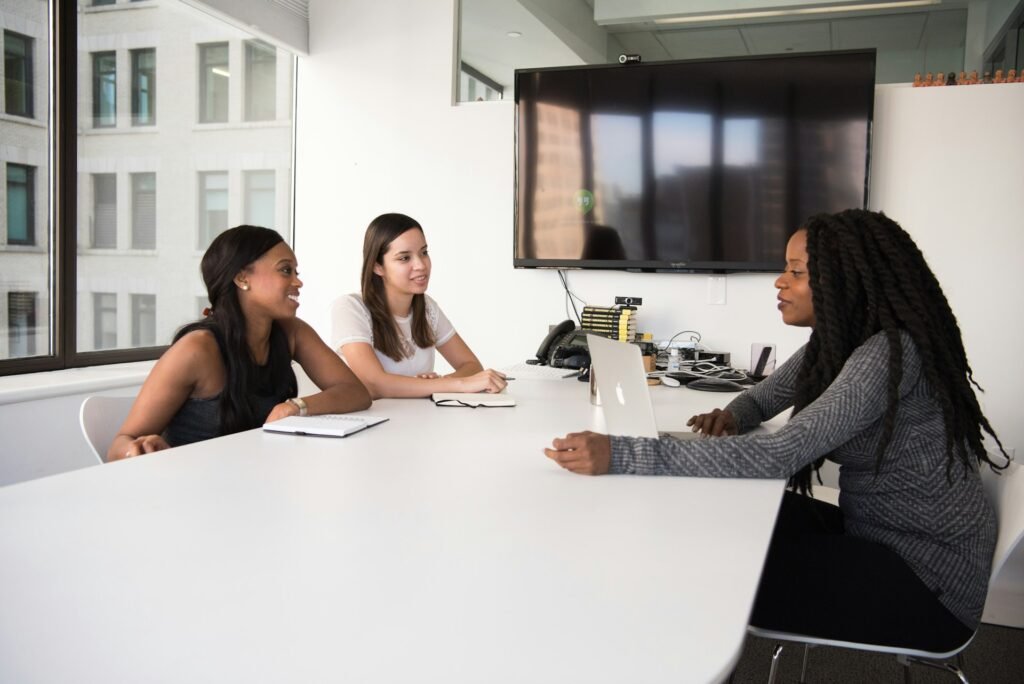 3 femmes en salle de réunion qui parle