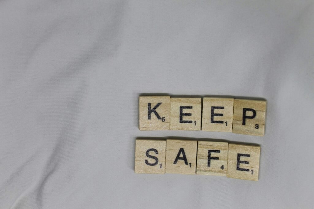 Lettres de scrabble sur un drap blanc avec inscription "keep safe"