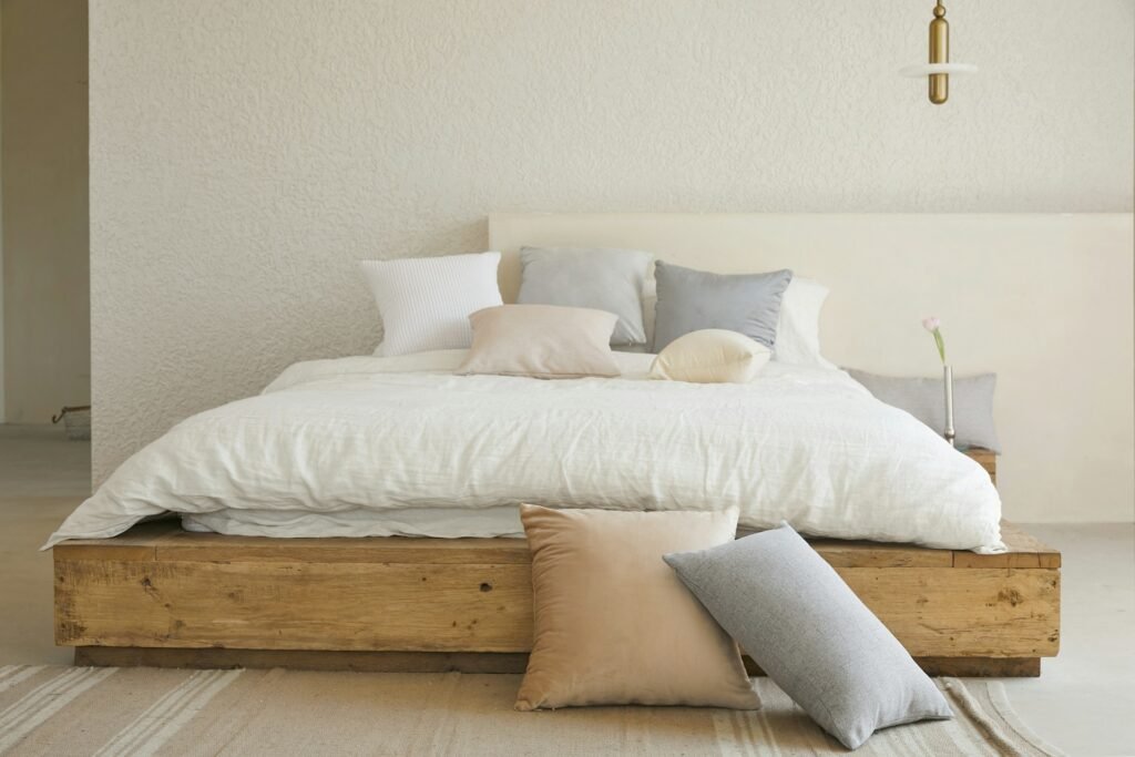Un lit fait, avec des oreillers dessus