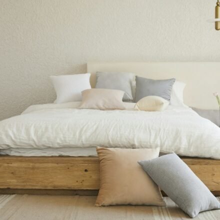 Un lit fait, avec des oreillers dessus