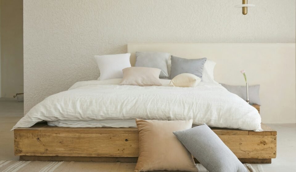 Est-ce plus intéressant de dormir avec ou sans oreiller ? Un lit fait, avec des oreillers dessus