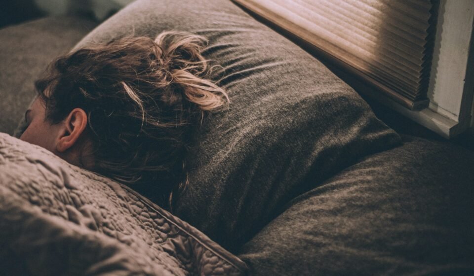 Sommeil : guide pour mieux le gérer et comprendre Femme dormant dans un lit