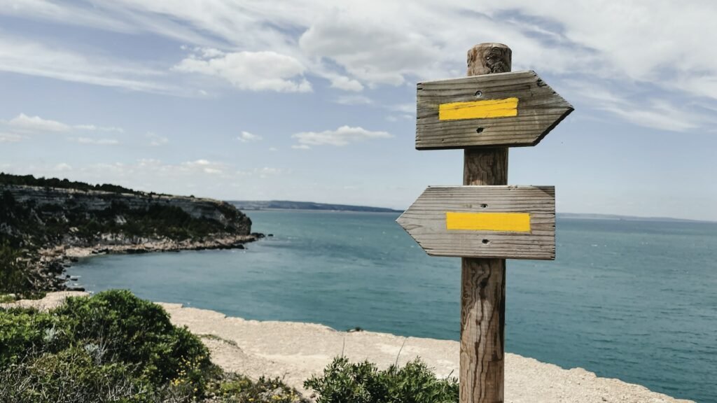 Panneau directionnel devant une plage.