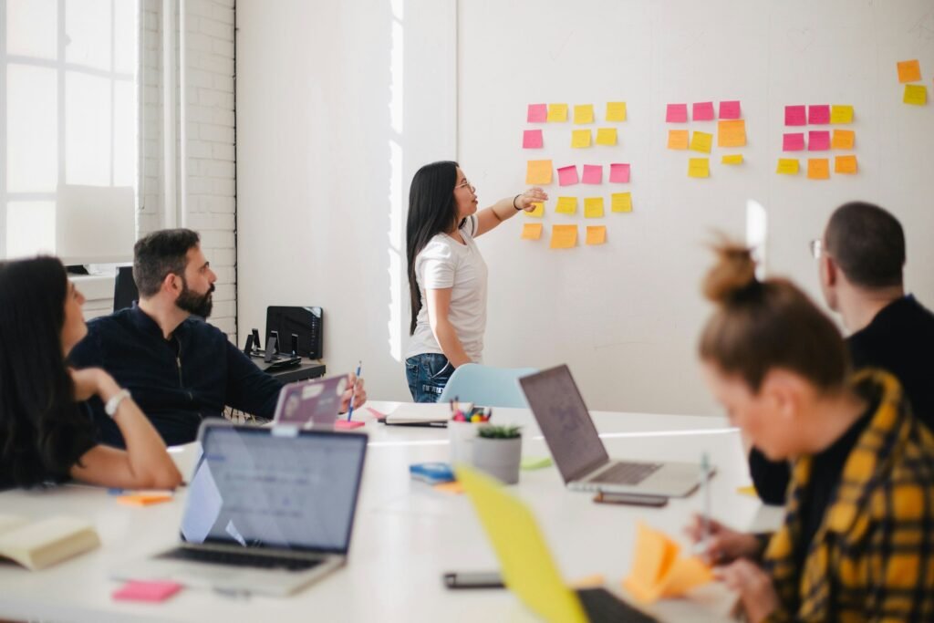 Personnes dans une salle de réunion en formation.