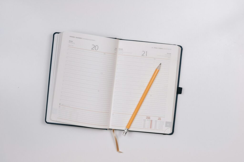 Agenda noir avec un crayon de charbon.