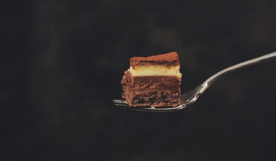 Part de gâteau sur une fourchette