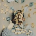 Homme couvert de post-it et stressé