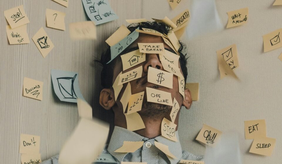 Diminuer stress relaxation & habitudes saines Homme couvert de post-it et stressé