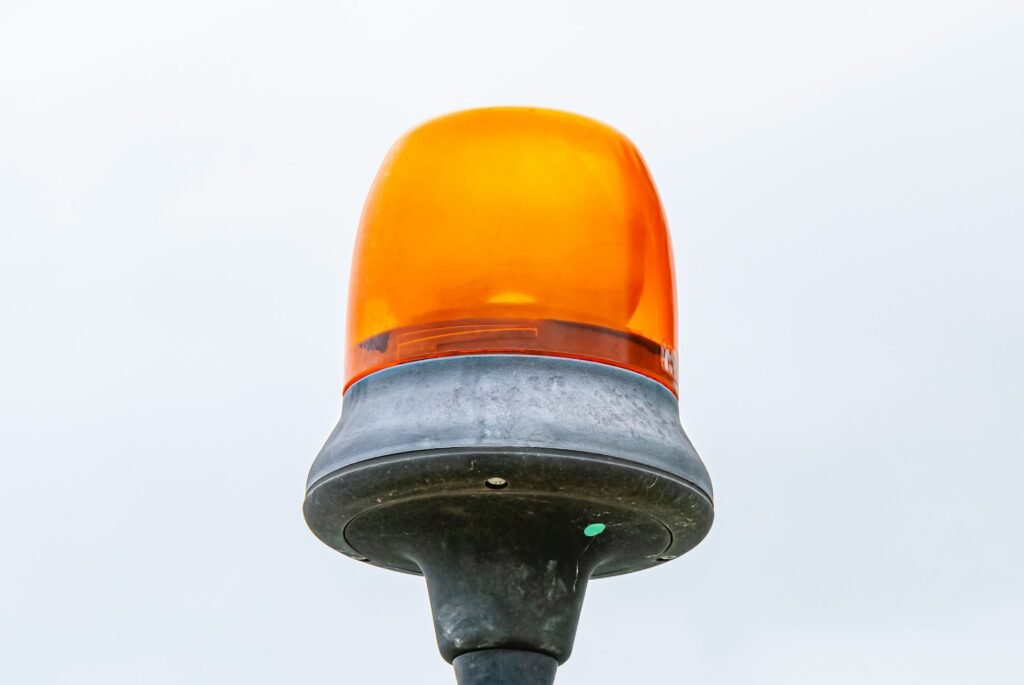 Alerte orange poteau sur un fond bleu