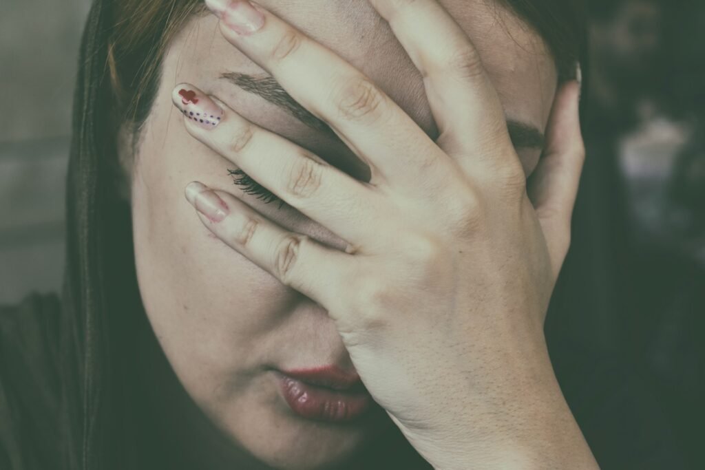 Femme qui se prend la tête avec ses mains épuisée.