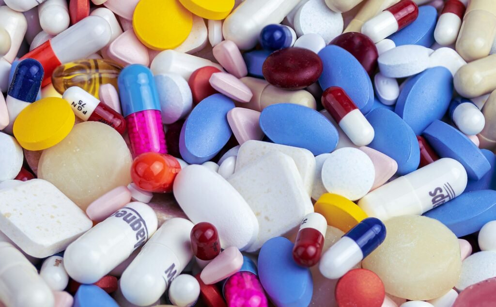 Différents médicaments de couleurs en pile.