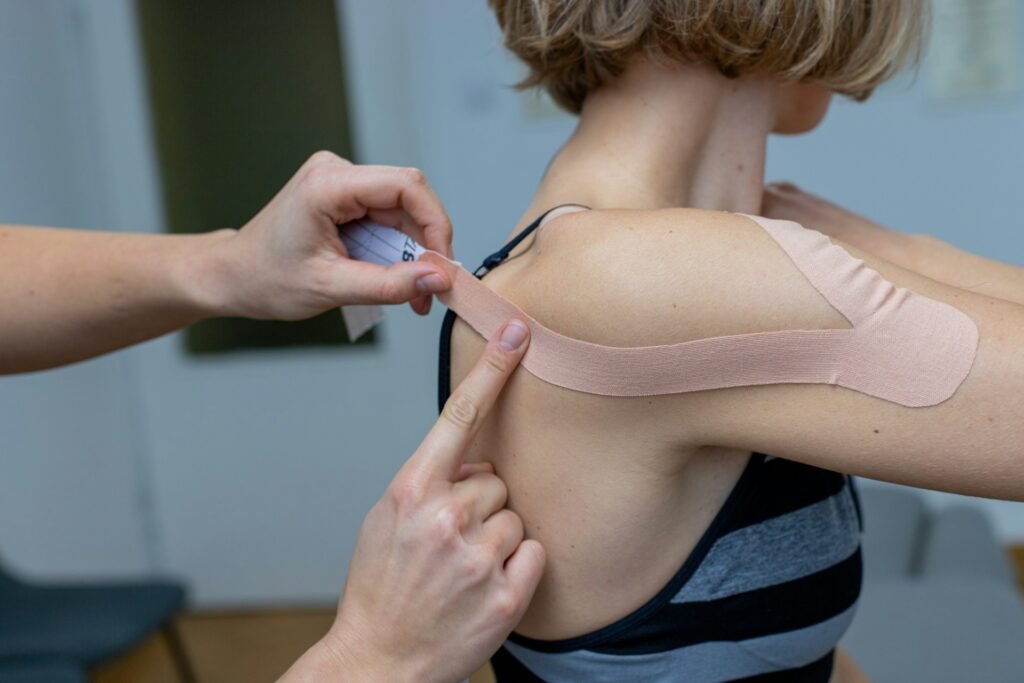 Femme avec des straps sur son épaule.