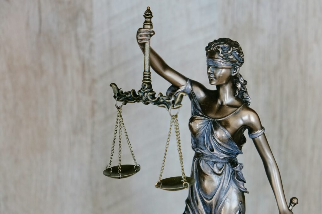 Déesse grecque Justititia avec balance, miniature en bronze artificielle