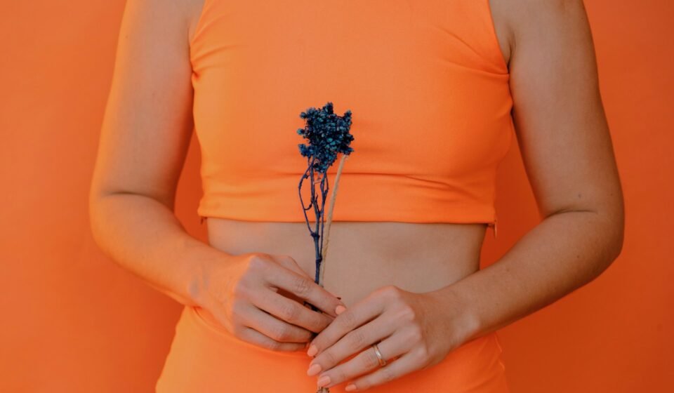 Huile essentielle DIG : Propriétés et utilisations personne tenant une fleur dans sa main