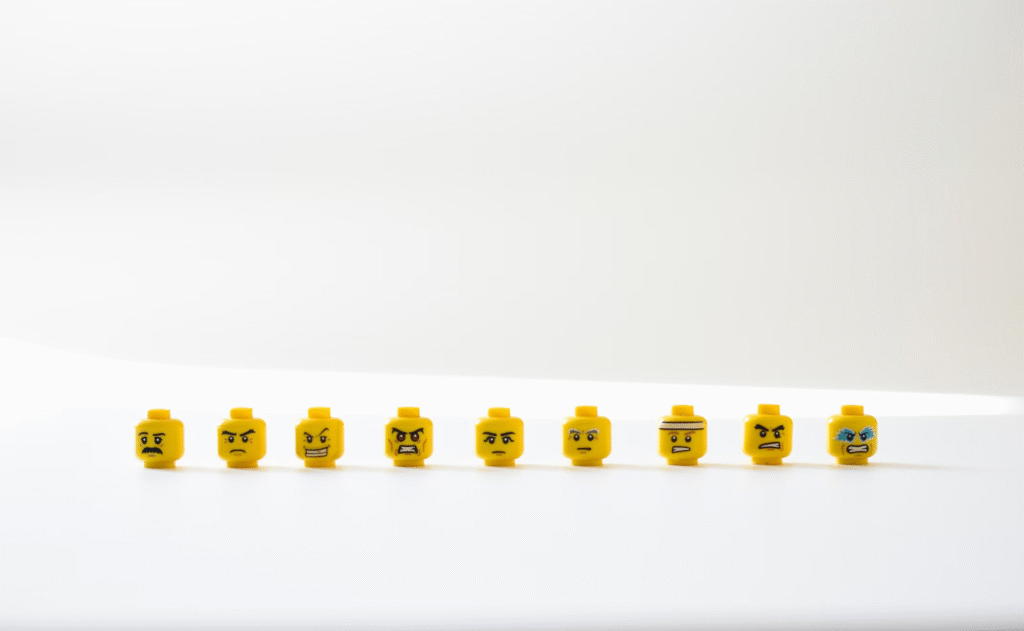 différentes têtes de Légo en file avec de différentes expressions