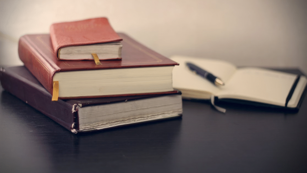 Pile de livre empilés avec un livre ouvert sur le côté