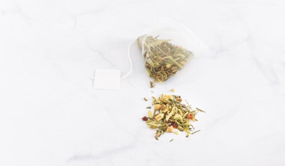 découvrez des remèdes maison efficaces et naturels pour soulager divers maux du quotidien. apprenez à utiliser des ingrédients simples présents dans votre cuisine pour améliorer votre bien-être. adoptez des solutions simples et économiques pour une santé optimale.